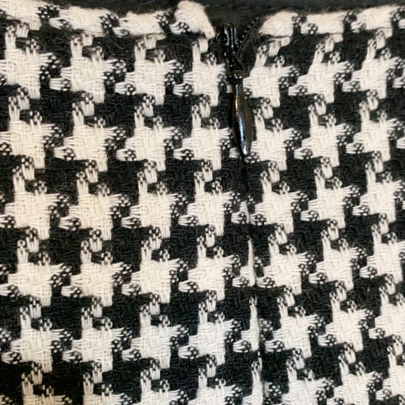 Casual Corner (size 16) Black and Cream Houndstooth Tweed, Lined Skirt with slit - Picture 4 of 8